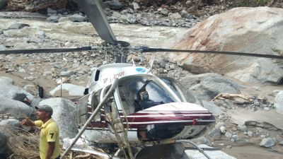 राहत सामग्री लेकर जा रहा हेलीकाप्टर की करनी पड़ी इमरजेंसी लैंडिंग, बाल-बाल बचा पायलट