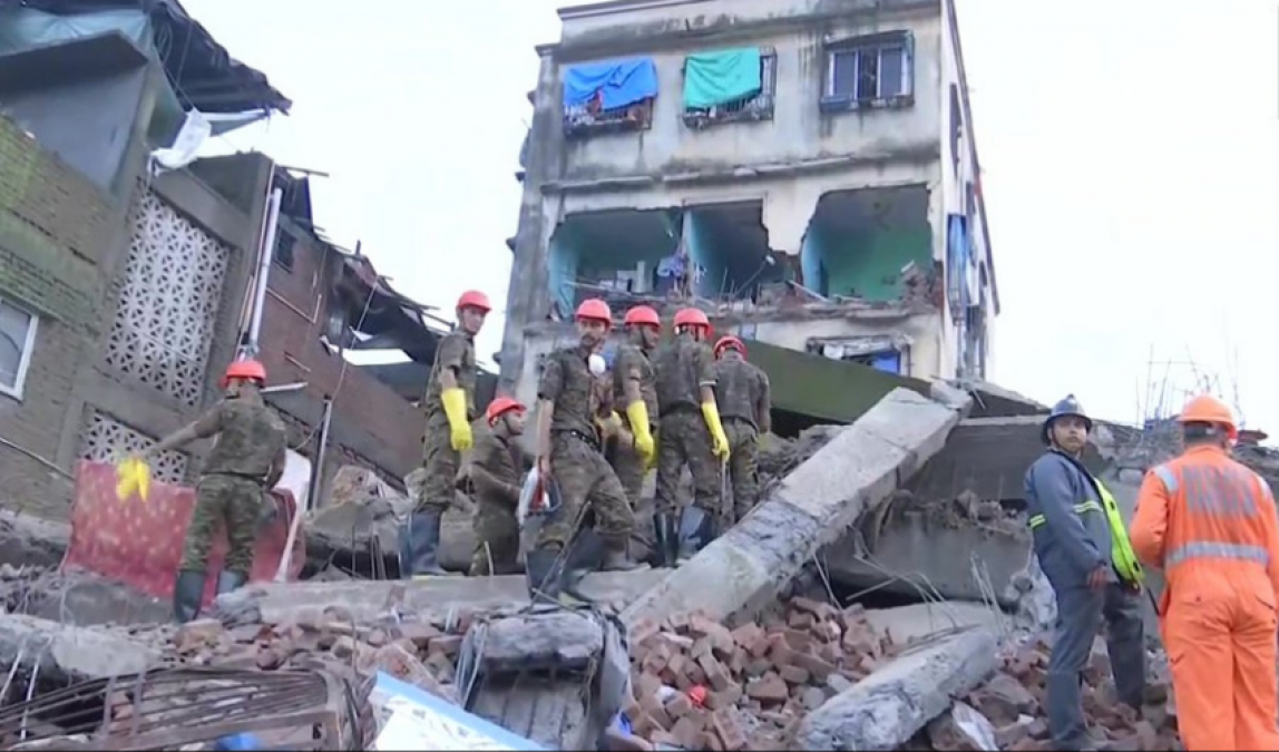 भरभराकर गिर गई 4 मंजिला ईमारत, 2 की मौत 5 घायल