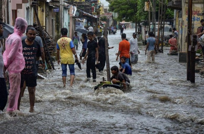 Flood continue wreaking havoc in Gujarat, 9 people dead so far