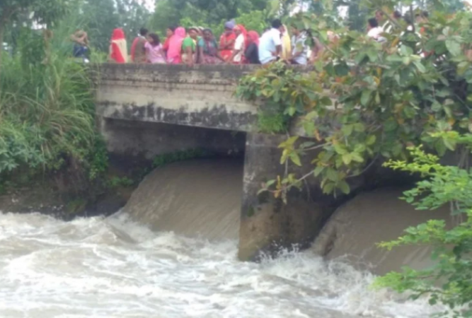 तीन बच्चों समेत महिला ने लगाई नदी में छलांग, एक बच्चे की हुई मौत