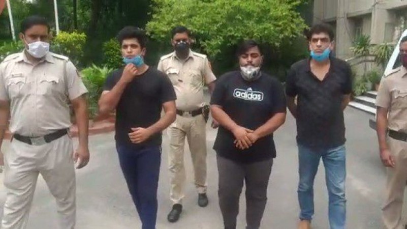 दिल्ली में रईसजादों का उत्पात, पहले ठोंकी कार, फिर पुलिसवालों से की तकरार