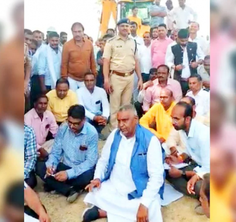 BJP MP got angry over no chair for sitting, sat down and reprimanded officials