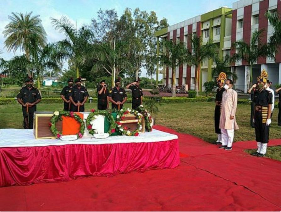 CM Shivraj pays tribute to martyr Manish Carpenter, announced 1 crore to family