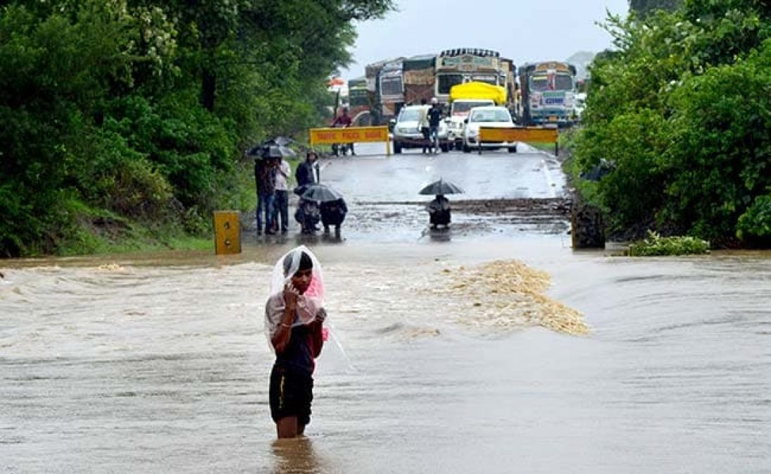 मध्य प्रदेश में बारिश ने बढ़ाई लोगों की मुश्किलें, कई जिलों में बाढ़ ने मचाई तबाही
