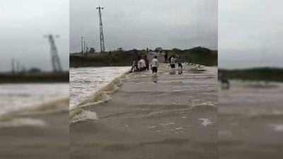 दो दिनों से बेतवा और जामनी नदी में आई बाढ़ के बीच फंसे थे 7 लोग, इस तरह किया गया रेस्क्यू