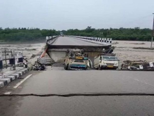Video: Ranipokhari bridge between Dehradun-Rishikesh broken due to heavy rains