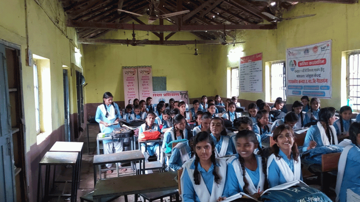मध्य प्रदेश: प्रशासन की लापरवाही की मार झेल रहा ये स्कूल, मौत के साए में पढ़ने को मजबूर छात्राएं