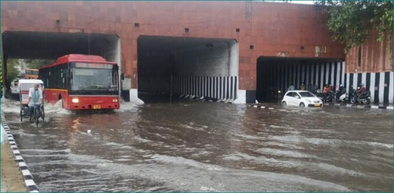 दिल्ली में झमाझम बारिश के बाद सड़क पर दिखा सैलाब