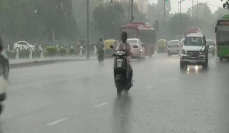 दिल्ली में जोरदार बारिश, नदी से दूर रहने की सलाह