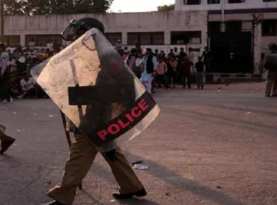 कर्नाटक : स्वतंत्रता सेनानी की मूर्ति लगाने पर इस गांव में मचा हड़कंप, पुलिस ने किया लाठीचार्ज