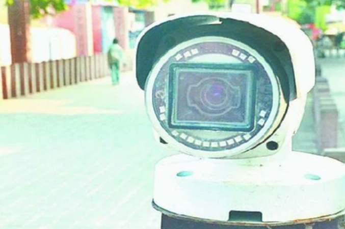 यूपी में हुई निजता भंग, पड़ोसी के लिए लगाया गया कैमरा