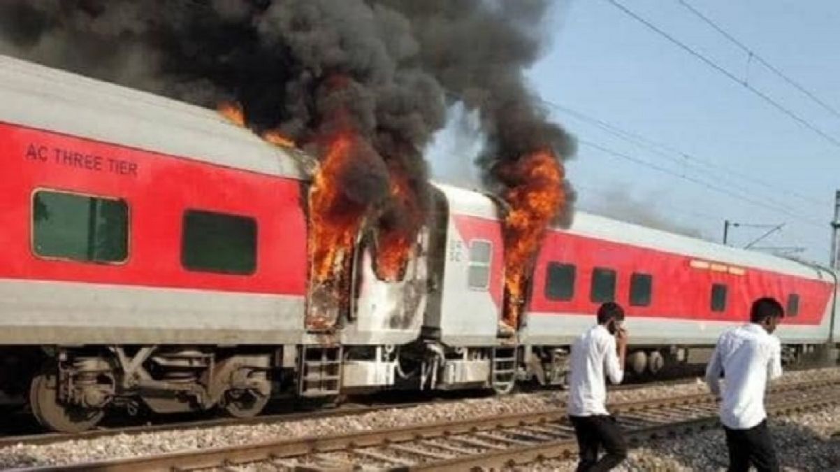 Fire engulfs coach of Telangana Express, several fire tenders rushed to the spot