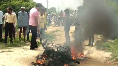 उत्तर प्रदेश: हाई टेंशन तार की चपेट में आया बाइक सवार युवक, जलकर खाक हो गई गाड़ी