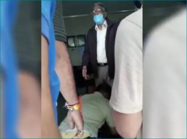 इंदौर: बेटे के पोस्टमॉर्टम के लिए पैरों में गिरे ताऊ, डॉक्टर बोले- 'मेरी ड्यूटी खत्म'