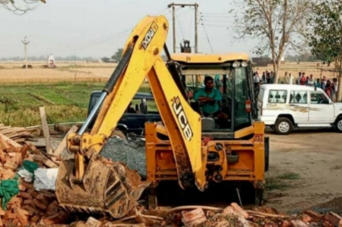 Bulldozer roared outside SP office in Lucknow, encroachment removed
