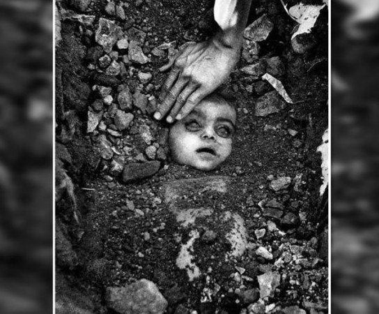 People in grief pay tribute to Bhopal gas victims