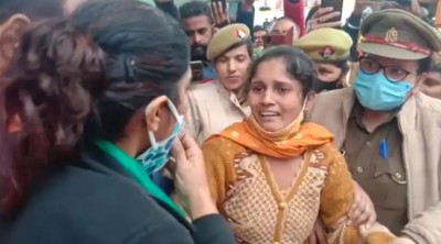Woman pushes policemen towards CM Yogi, creates ruckus
