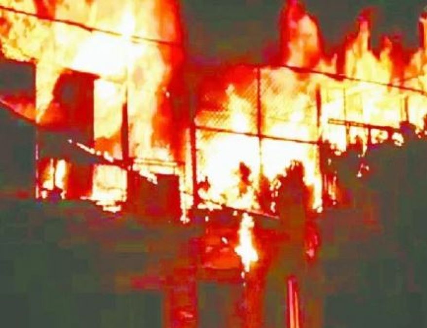 Roorkee: Fire in book shop due to short circuit, loss of lakhs