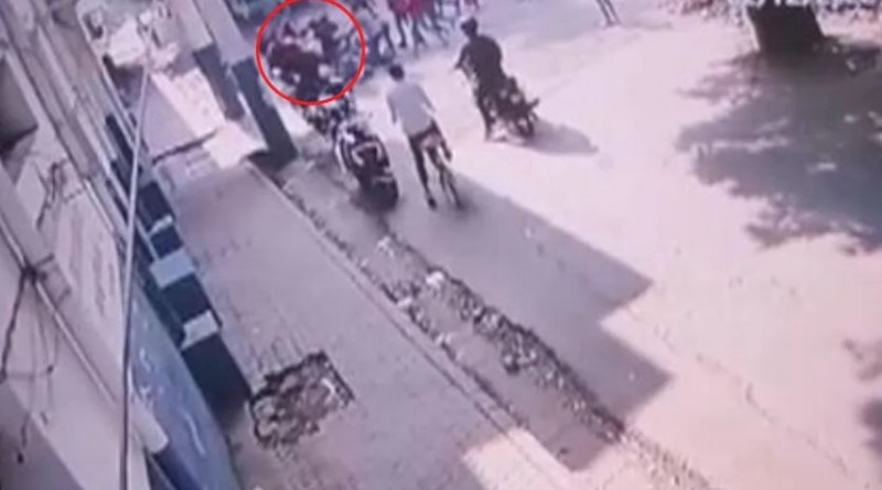 Dangerous fight between school students, see CCTV footage