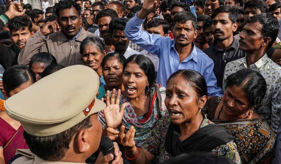 हैदराबाद में महिला डॉक्टर रेप मामले में जनता का फूटा गूस्सा, सड़कों पर उतरे लोग
