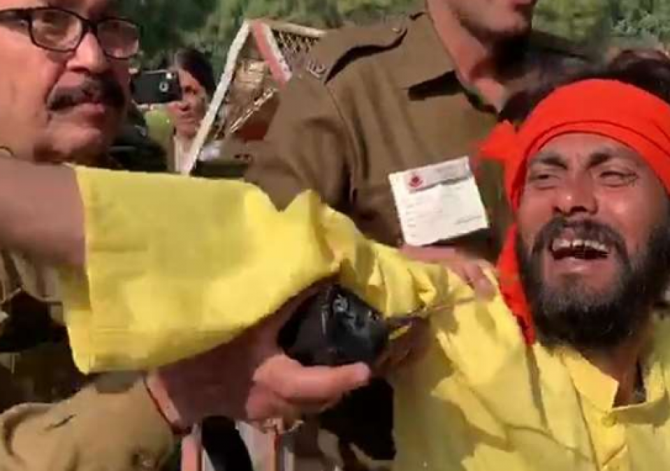रक्षा मंत्री राजनाथ सिंह के काफिले के सामने कूदा व्यक्ति, वीडियों हुआ वायरल