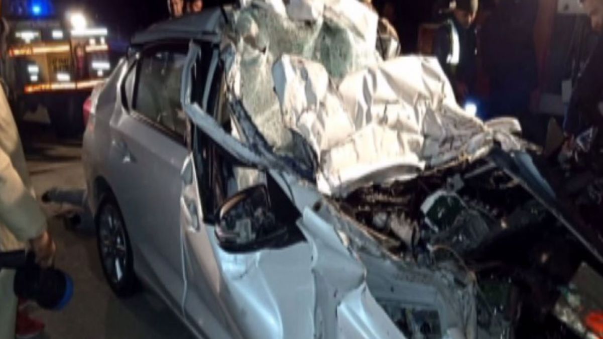 मथुरा: खड़े ट्रक में जा घुसी तेज रफ़्तार कार, दो युवकों की मौके पर मौत