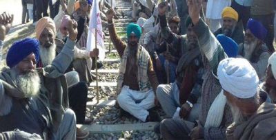 Punjab farmers opens front against Amarinder government, railway track jammed