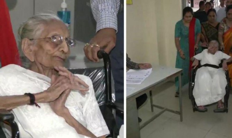 गुजरात चुनाव: पीएम मोदी की माँ हीराबेन ने डाला वोट, 100 साल से अधिक है उम्र