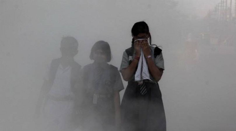 Pollution is not decreasing in Delhi, trouble in breathing