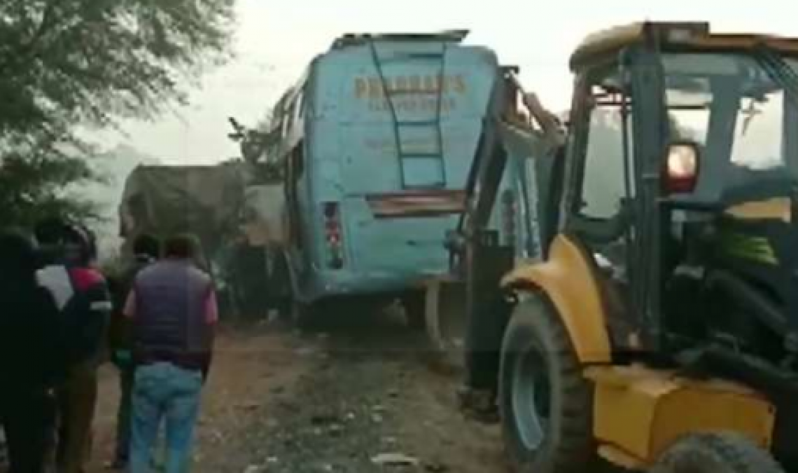 मध्य प्रदेश : भीषण सड़क हादसे में मरने वालो की संख्या बड़ी, ट्रक और बस में हुई टक्कर