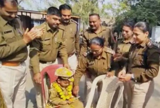 पुलिसवालों ने थाने में काटा बच्चे का केक, जिद पर पहनाई खाकी वर्दी