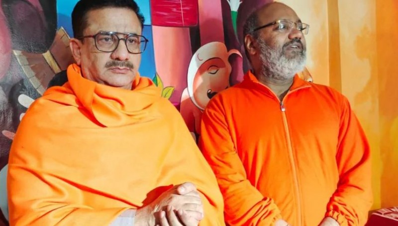 On Babri's death anniversary, Wasim Rizvi adopts saffron