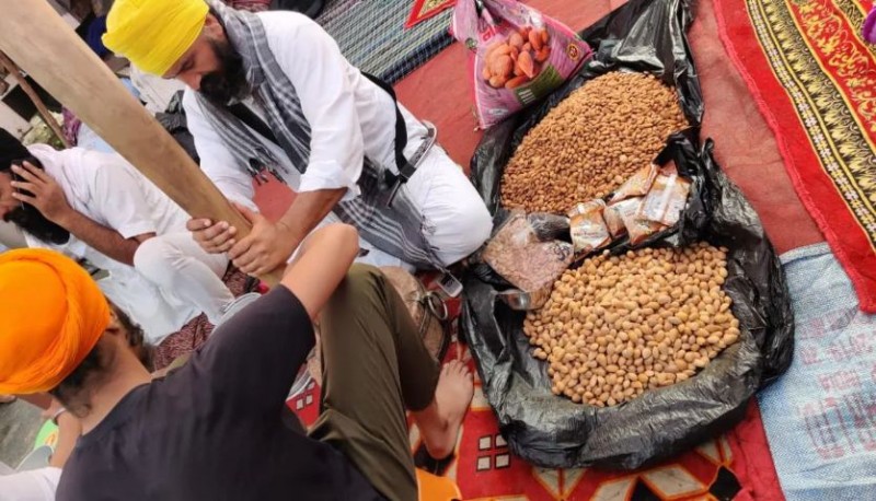 किसान आंदोलन: बादाम, खसखस, इलायची से बनी सरदाई पी रहे किसान, मिलता है एनर्जी का 'महाडोज़'
