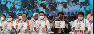 गुजरात में किसानों के समर्थन में कांग्रेस ने किया प्रदर्शन, माँगा बर्बाद हुईं फसलों के लिए मुआवजा