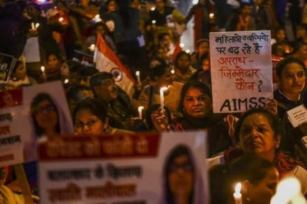 Unnao case: Women protested by taking out candle march, said- 'Innocent should be given justice'