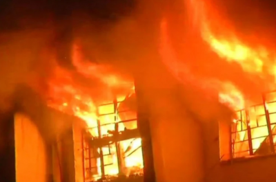 OMG! मुंबई के BMW शोरूम में लगी भयानक आग,कई गाड़ियां जलकर खाक