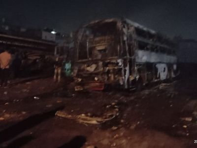 इंदौर: आग लगने से तीन बसें हुईं राख, यात्रियों में मची भगदड़