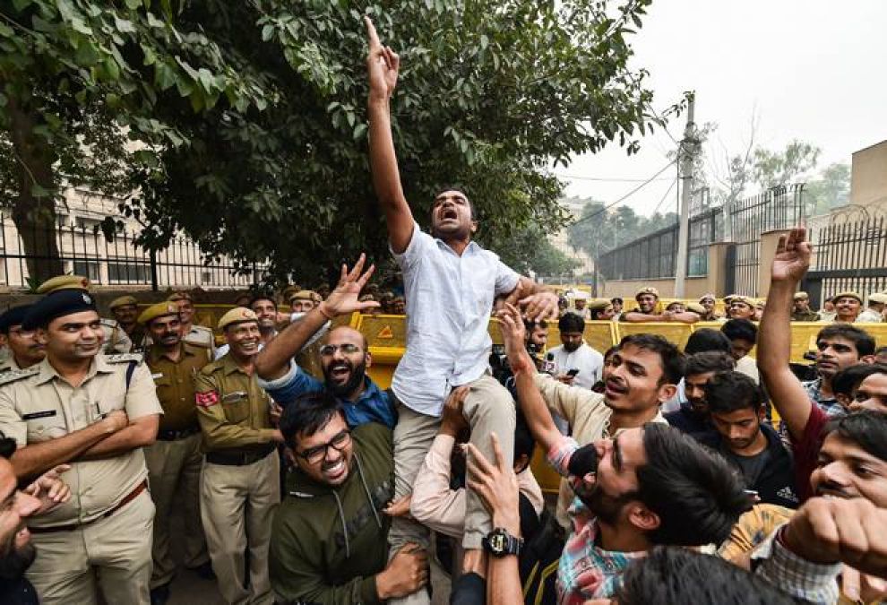 JNU students protest against increased fees; police lathi charge, watch video