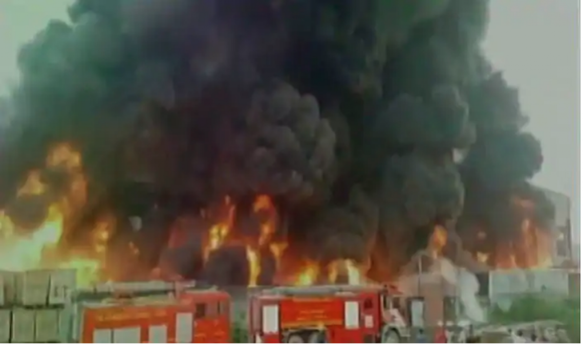 Massive fire breaks out in Surat's plastic factory, panic in the area
