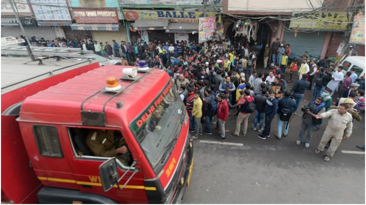 दिल्ली की उसी ईमारत में दोबारा लगी आग, जहां हुई थी 43 लोगों की मौत
