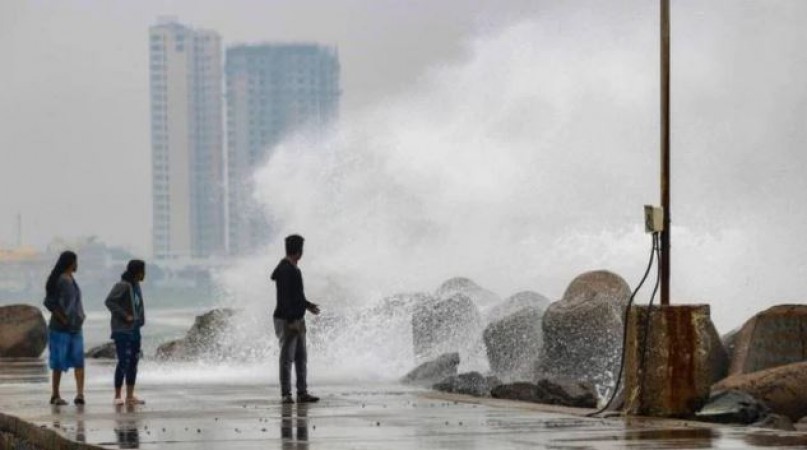 Cyclonic storm 'Mandous' to cross Chennai coast today! Schools-colleges closed
