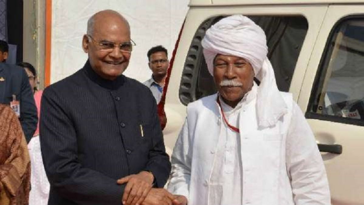 After 13 years, President Kovind meet his friend and hug him at Utkal University
