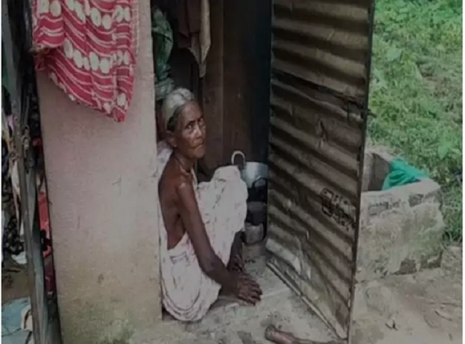 पिछले तीन सालों से टॉयलेट में रहने को मजबूर है 71 वर्षीय महिला, वहीं पकाती हैं भोजन, वहीं बिताती हैं रात