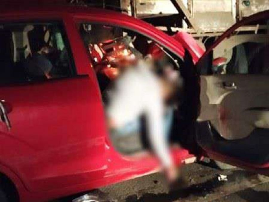 विदिशा में खड़े ट्रक से जा टकराई तेज रफ़्तार कार, 4 लोगों की मौत, 2 घायल