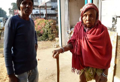 Old woman travel 40km to get pension of Rs. 600 in heavy fever