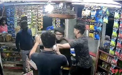 बेंगलुरु: दुकान में घुसे और लात-घूंसों, हेलमेट से कर दी दुकानदारों की पिटाई