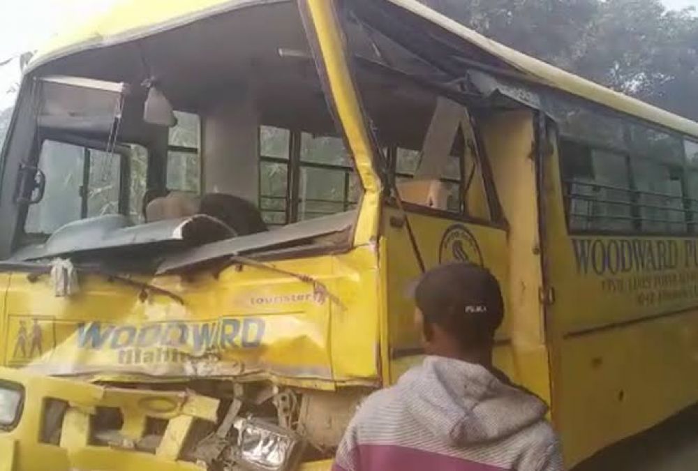दर्दनाक हादसा: स्कूल बस और ट्रक में भिड़ंत, कई बच्चे गंभीर रूप से घायल