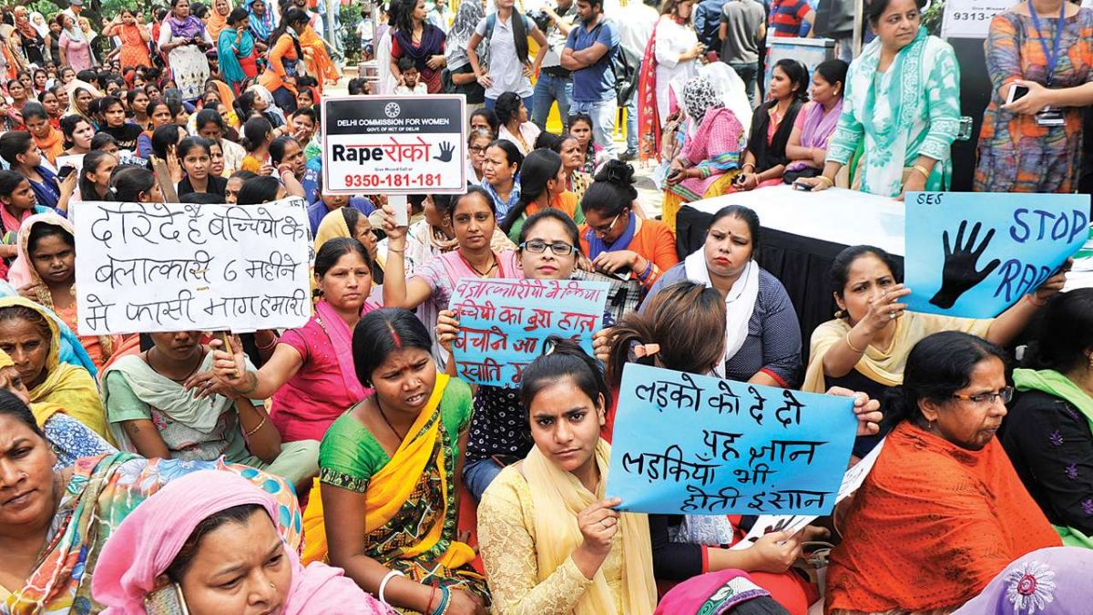 Swati Maliwal strike continuous for 10 days, women throw bangles at police