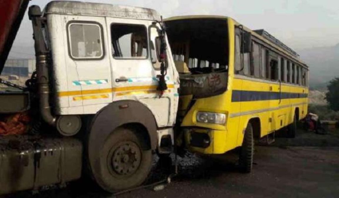 भदोही: स्कूल बस में जा घुसा तेज रफ़्तार ट्रक, पांच बच्चों सहित 7 घायल