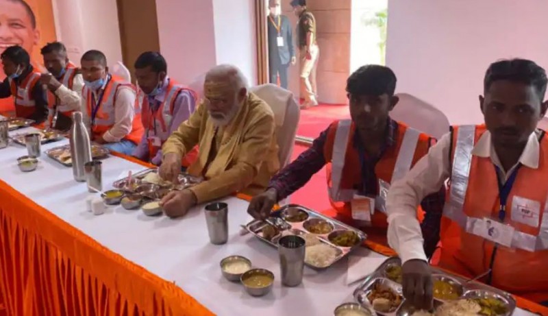 काशी विश्वनाथ कॉरिडोर: पीएम मोदी ने श्रमिकों पर की पुष्पवर्षा, पंगत में बैठकर साथ किया भोजन